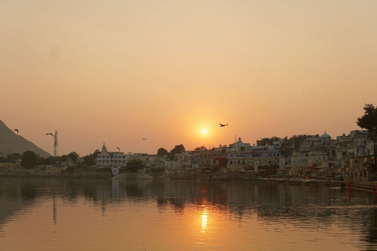 5 Reasons To Stay Near The Pushkar Lake